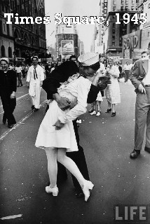 Times Square 1945 Love Pics