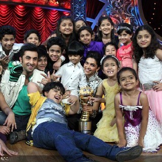 ranbir kapoor and deepika padukone get surrounded by their little fans during the promotion of the movie yeh jawaani hai deewani on the sets of indias best dramebaaz