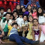 ranbir kapoor and deepika padukone get surrounded by their little fans during the promotion of the movie yeh jawaani hai deewani on the sets of indias best dramebaaz
